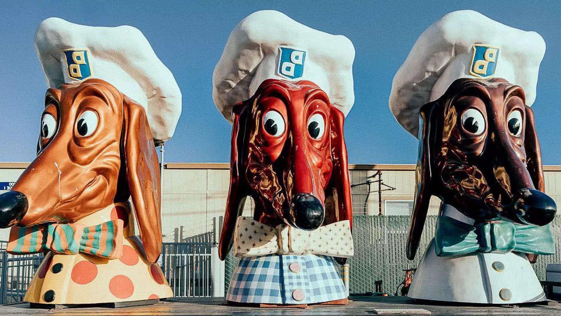 展出的三个著名的狗狗餐厅的头像.