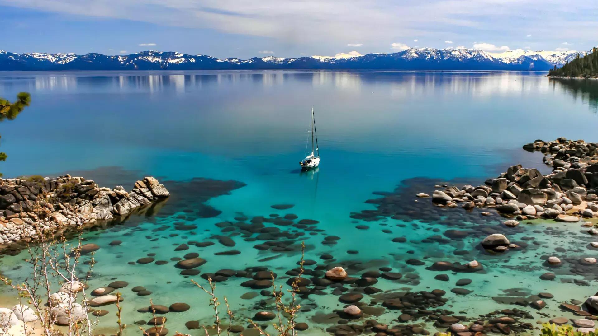 Kristallklares blaues Wasser des Lake Tahoe