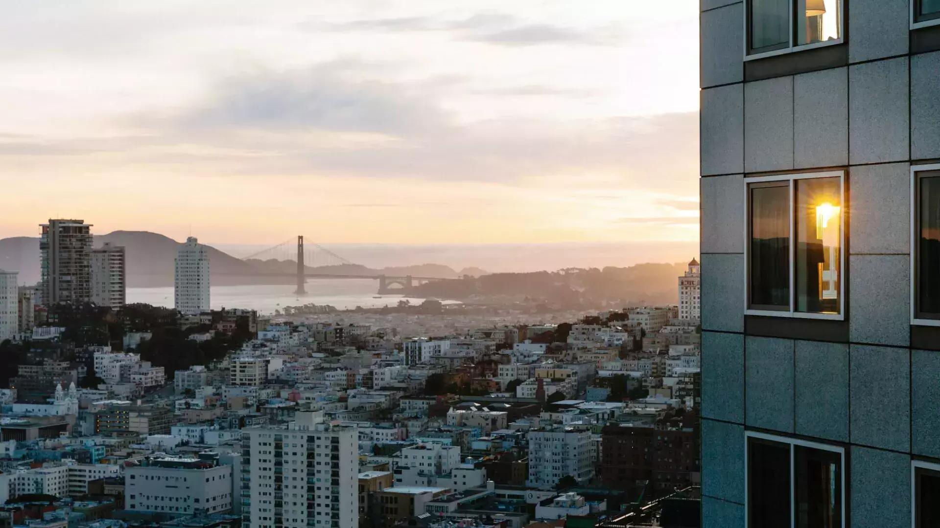L'horizon de la ville de San Francisco est vu depuis le Four Seasons Hotel San Francisco At Embarcadero.