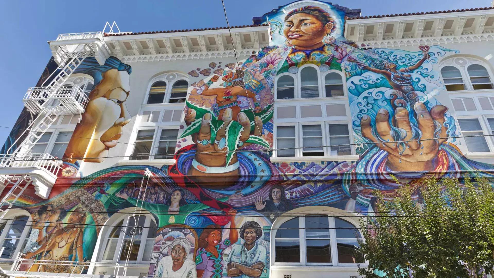 贝博体彩app教会区妇女大楼的一边覆盖着一幅彩色的大型壁画.