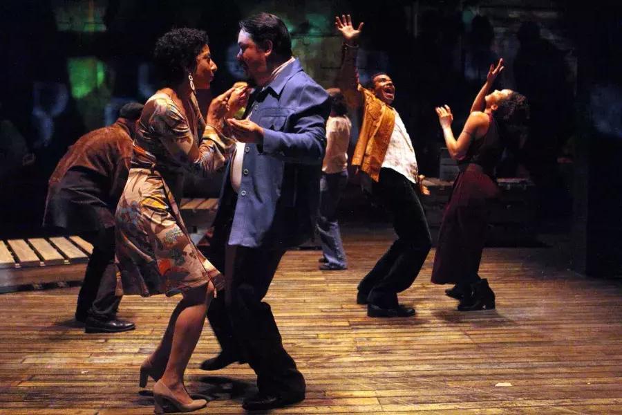 Des artistes dansent en costumes du milieu du XXe siècle sur la scène du Magic Theatre lors d'une représentation de « Gangster of Love ».