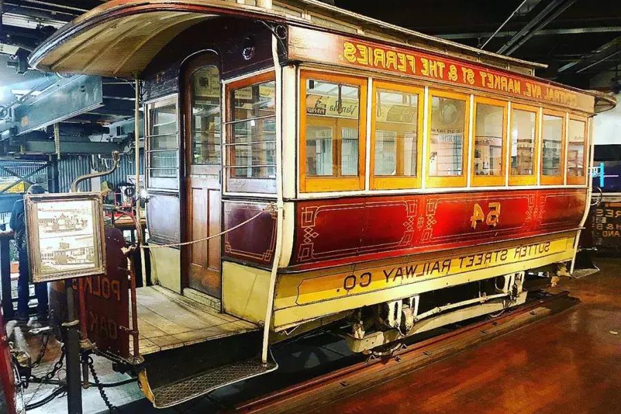 Eine alte Seilbahn, ausgestellt im San Francisco Cable Car Museum.