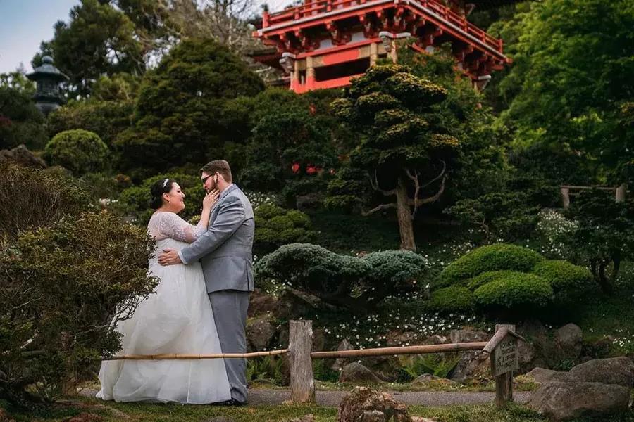 一对夫妇在日本茶园前结婚
