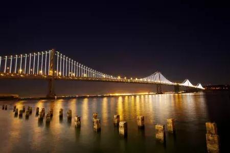 The Bay Bridge at night, showcasing The Bay灯installation by Leo Villareal artist.