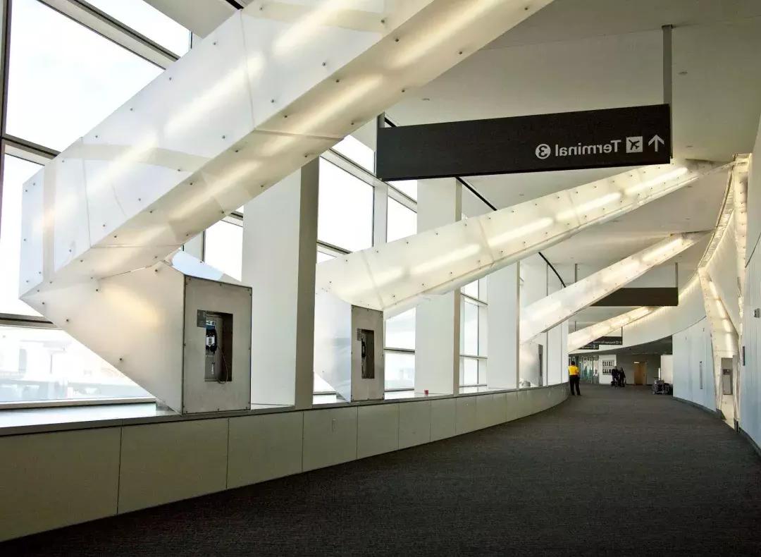 贝博体彩app国际机场的灯光艺术装置.