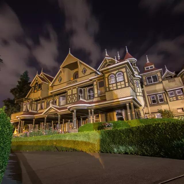 Winchester Mystery House bei Nacht