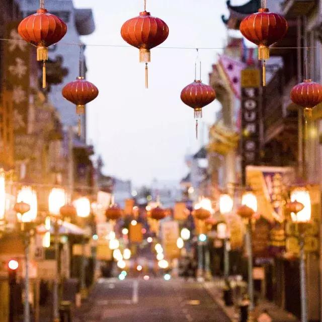 Vista de perto de uma série de lanternas vermelhas penduradas acima de uma rua em Chinatown. São Francisco, Califórnia.