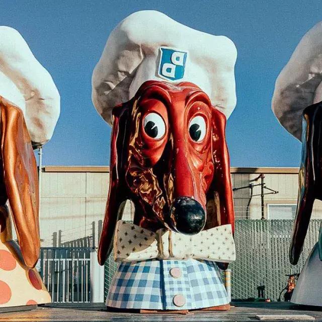Tres de las famosas cabezas de Doggie Diner en exhibición.