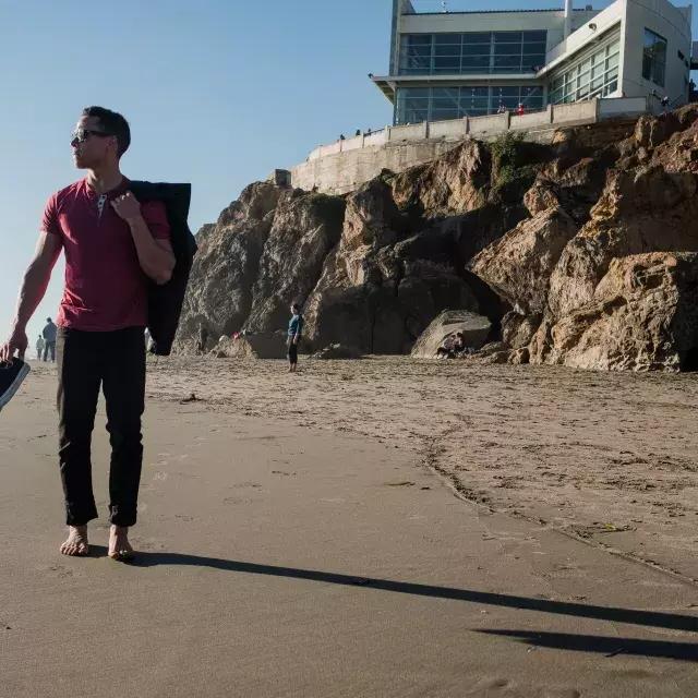 Nick Whittlesey descalzo en Ocean Beach