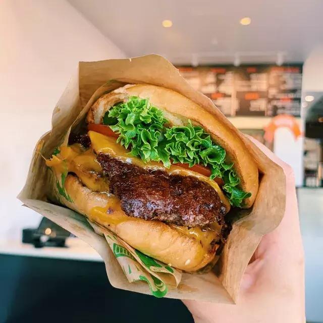 Um cheeseburger duplo do super duper de São Francisco.