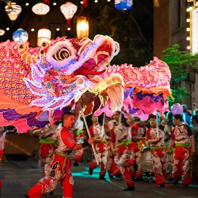 Los bailarines manipulan un dragón gigante iluminado durante el Desfile del Año Nuevo Lunar de San Francisco.