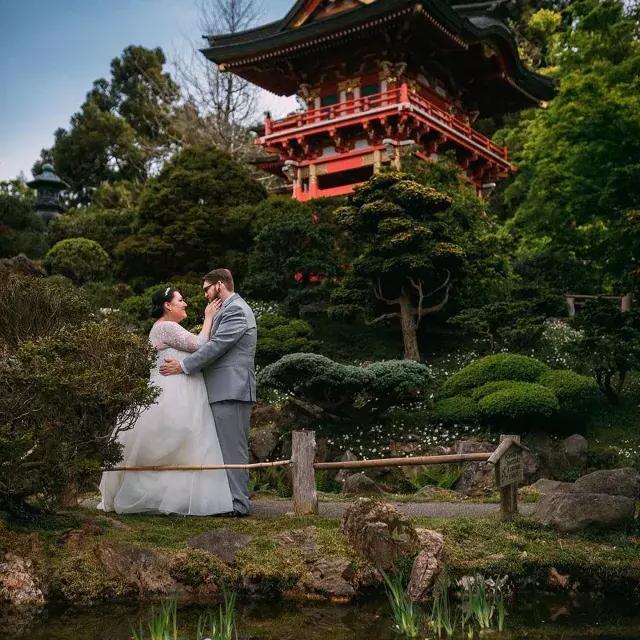 Couple marié devant le jardin de thé japonais