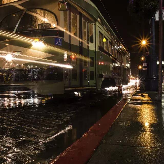 Streetcar at night in 的 rain